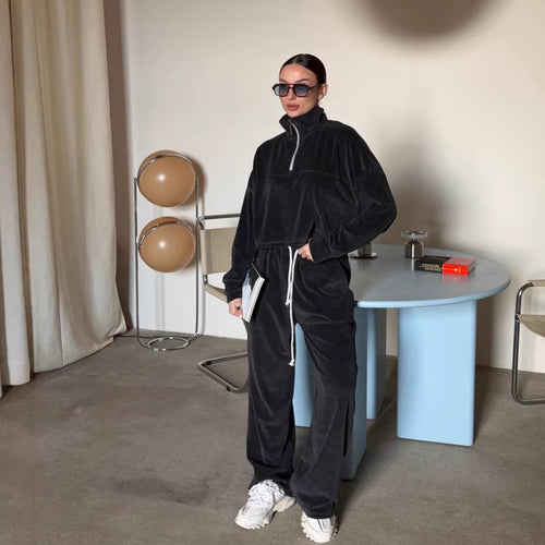 Kvinne kort sweatshirt med halv glidelås og brede bukser Skjora