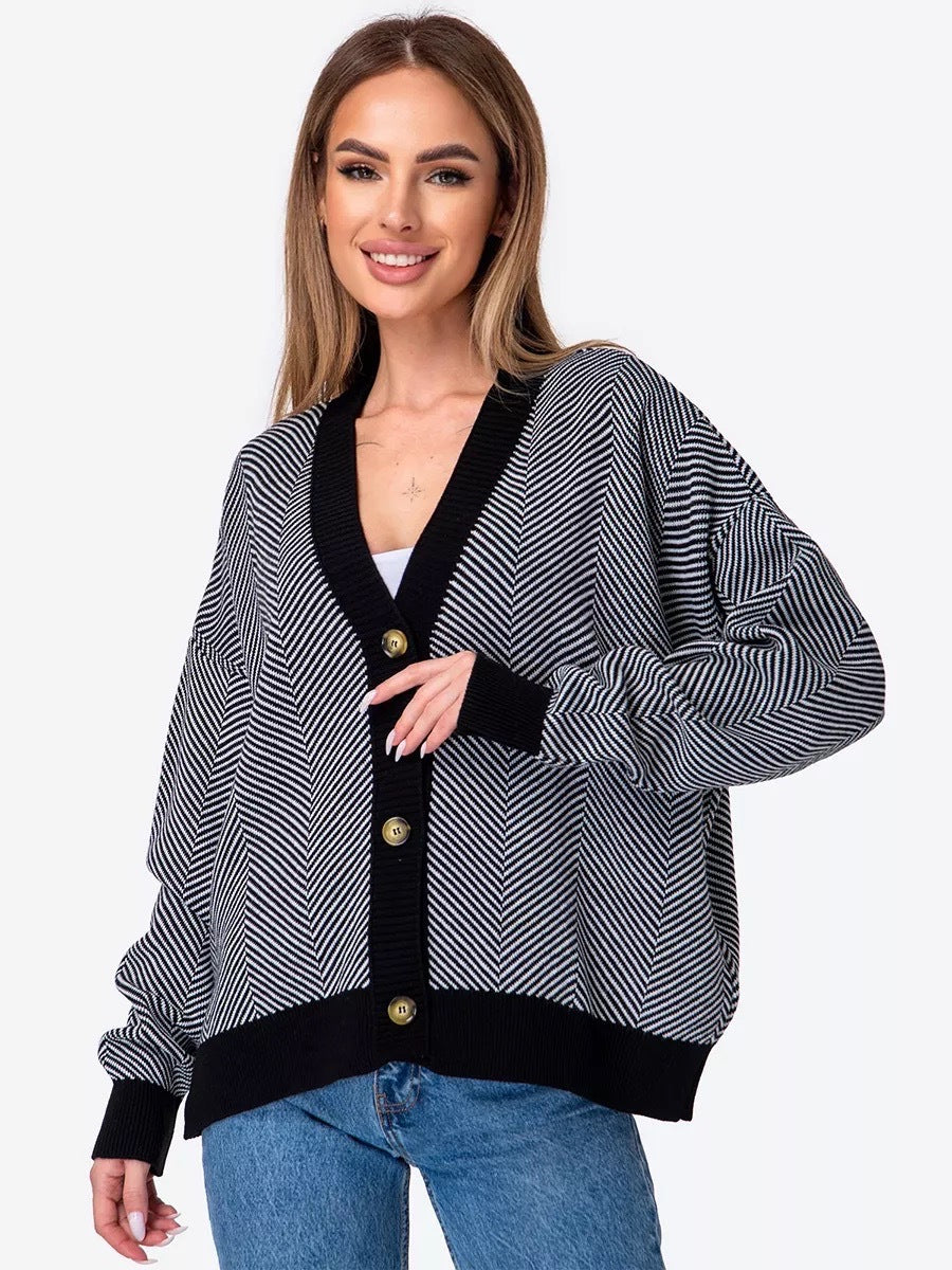 Kvinnens koselige cardigan med elegante kabelstrikk detaljer og knappelukkinger Skjora