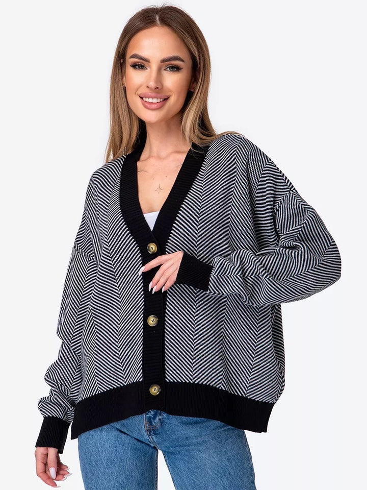 Kvinnens koselige cardigan med elegante kabelstrikk detaljer og knappelukkinger Skjora