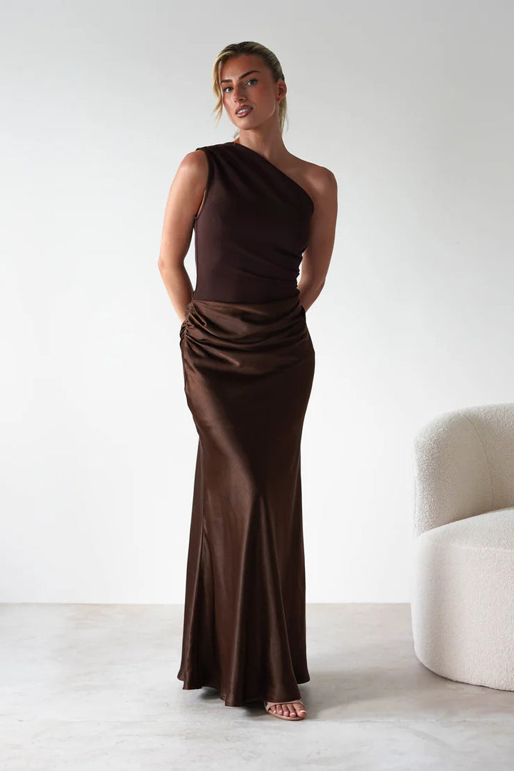 Kjole til kvinner med asymmetrisk snitt og elegant draperingsdesign