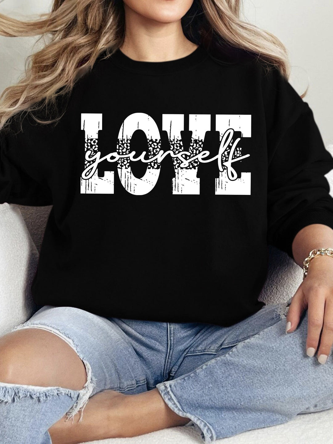 Kvinne genser med kreativ LOVE lettering og avslappet passform Skjora