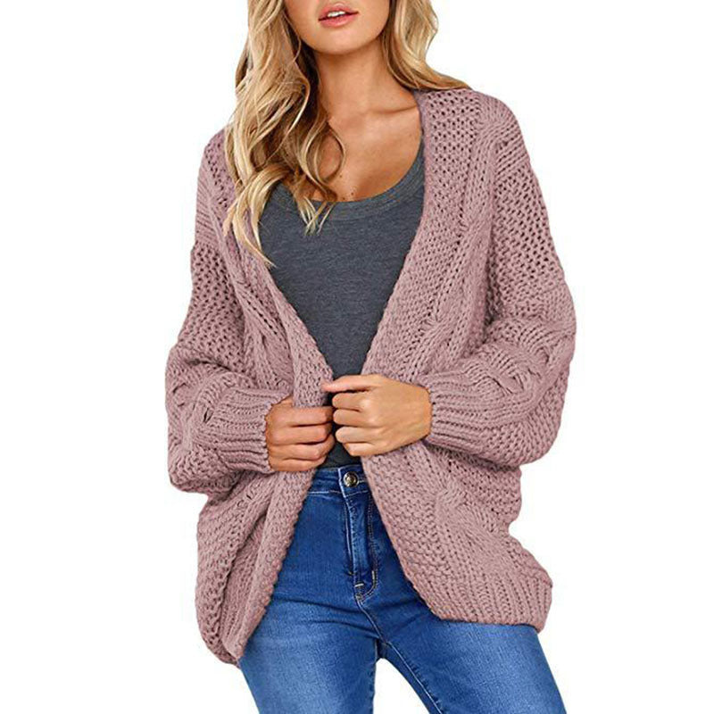 Kvinnelig chunky strikket cardigan med elegant kabelmønster og løs passform Skjora