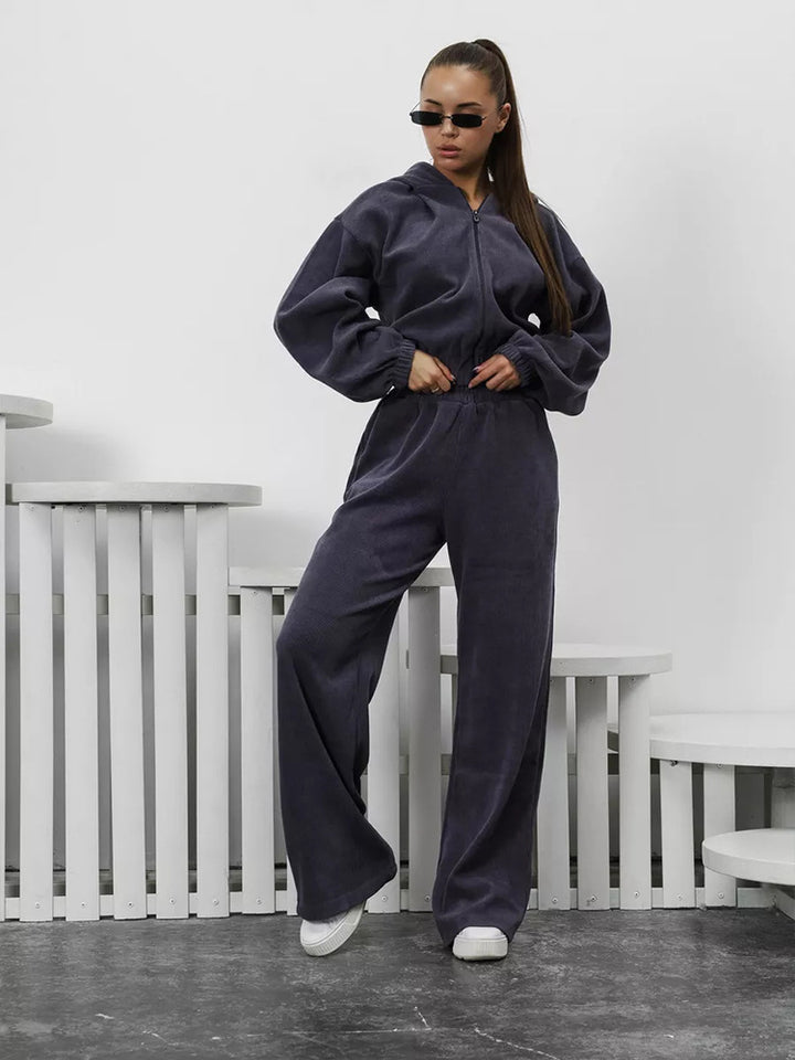 Kvinnens komfortable fleece joggedrakt med hette og elastiske mansjetter Skjora