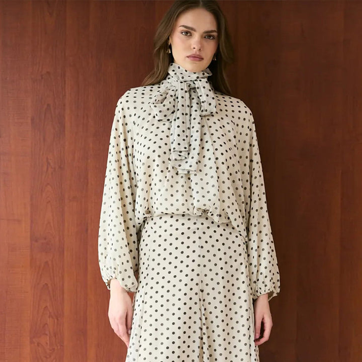 Kjole for kvinner med elegant stående krage og leken prikkete design