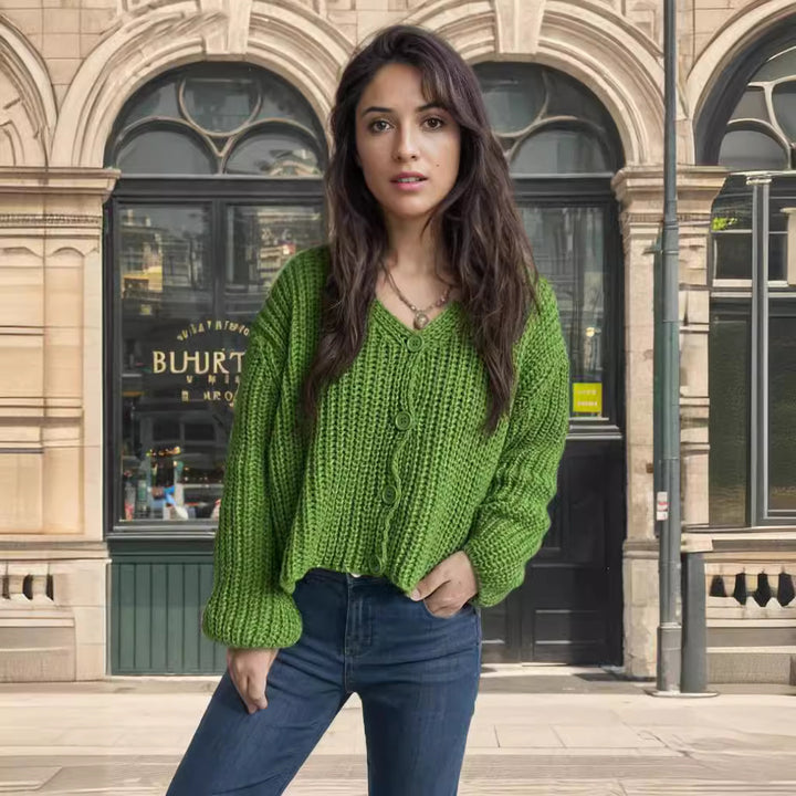 Kvinnenes kort cardigan med chunky strikkstruktur og store knapper Skjora