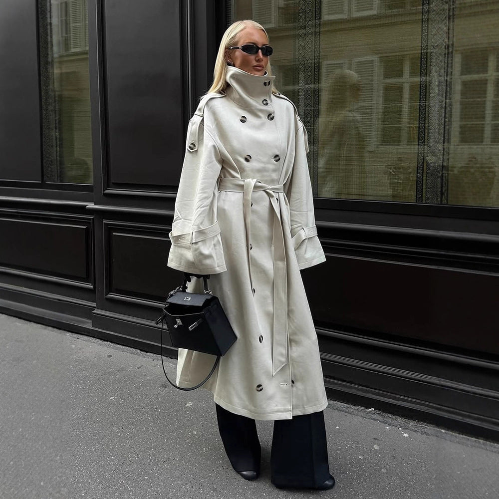 Kvinnes elegant trenchcoat med brede revers og praktiske lommer Skjora