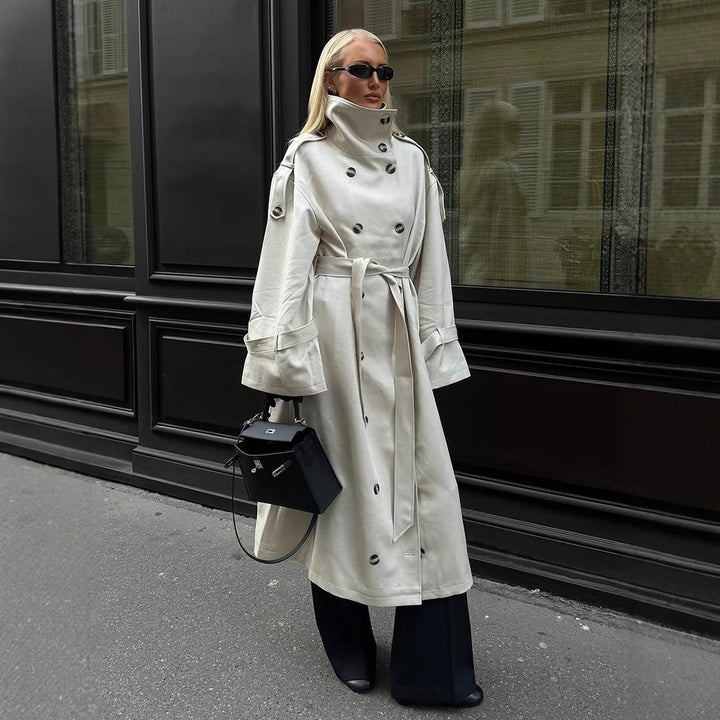Kvinnes elegant trenchcoat med brede revers og praktiske lommer Skjora