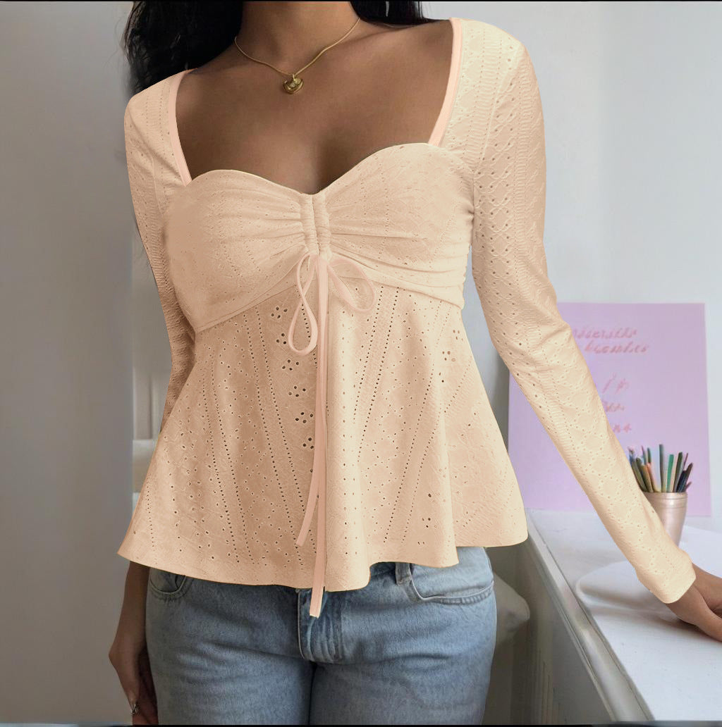 Kvinne Ruffle Skjorte med Dyp Hjerte Utringning og Lekent Elegant Design