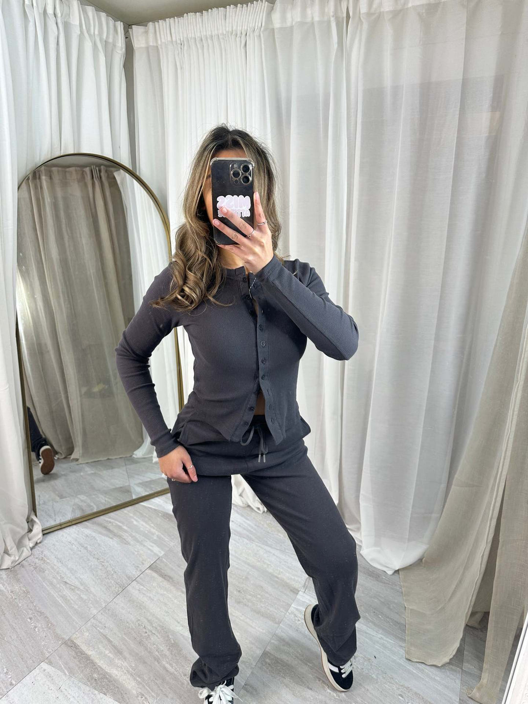 Kvinnens koselige strikkedress med knappdetaljer og elegant design Skjora