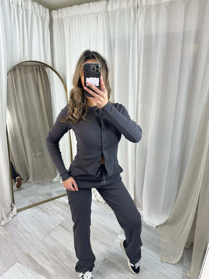 Kvinnens koselige strikkedress med knappdetaljer og elegant design Skjora