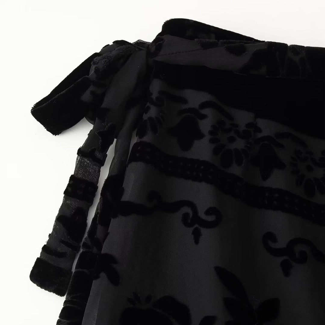 Dame elegant fløyelskjol med frynsete detaljer og sidelook belt