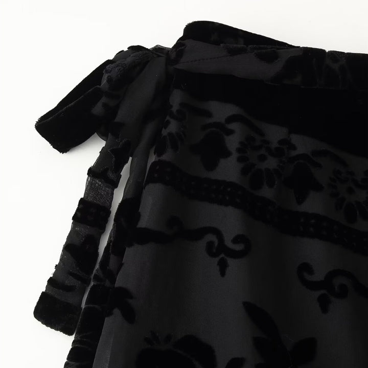 Dame elegant fløyelskjol med frynsete detaljer og sidelook belt