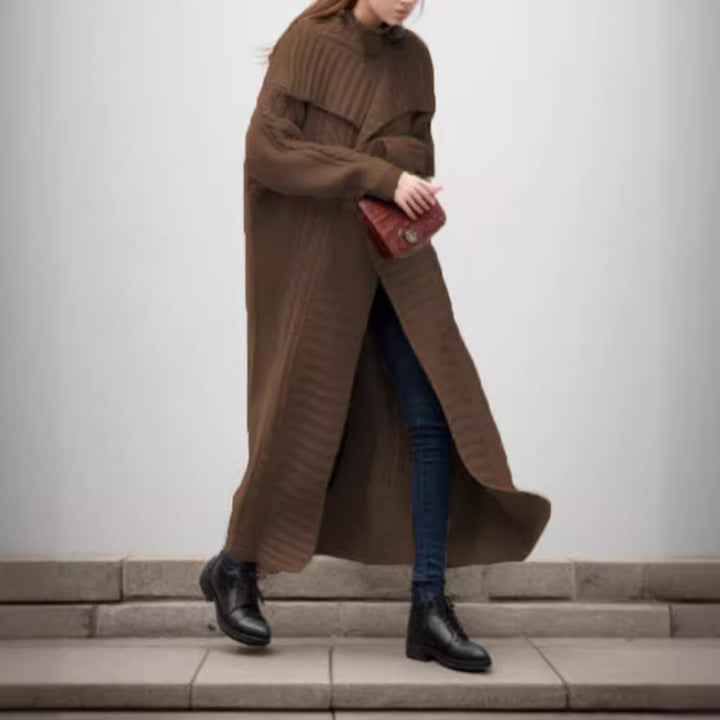 Women's chunky knitted coat with wide-cut sleeves and modern design Skjora