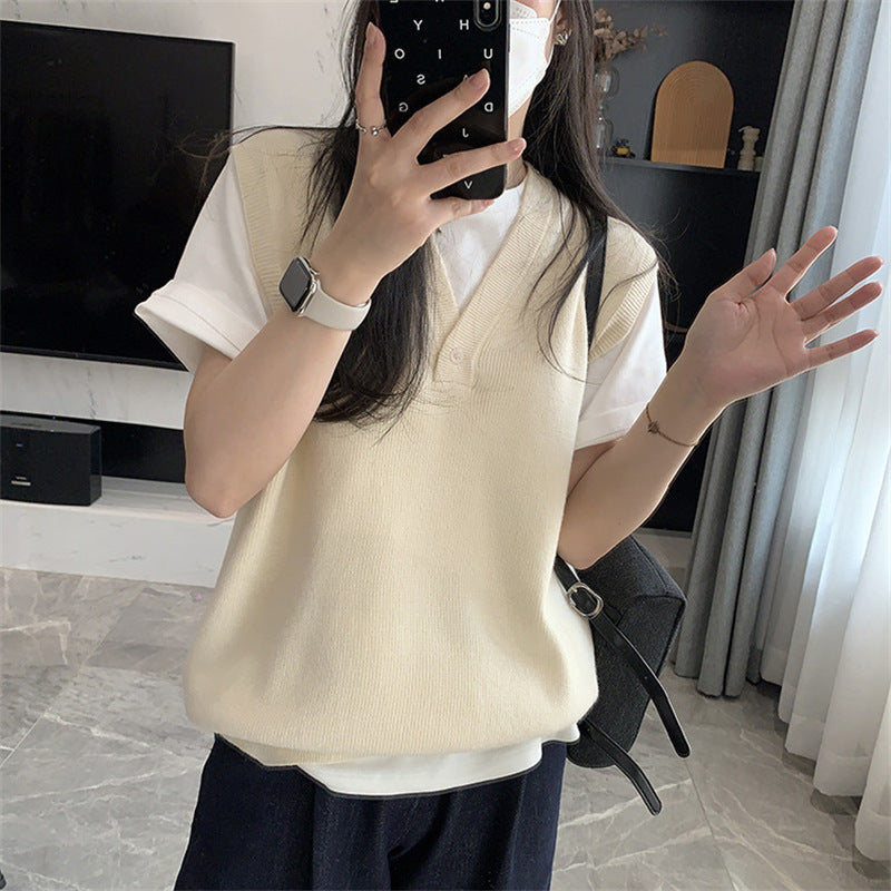 Kvinnelig fashionable strikket vest med V-hals og dekorative knapper Skjora