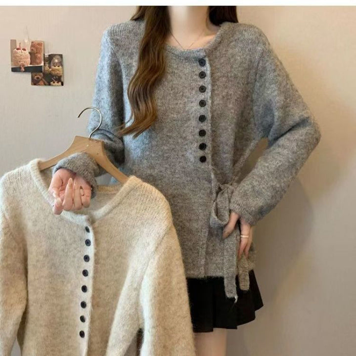 Kvinnes stilige cardigan med fashionable knappdetaljer og belte Skjora