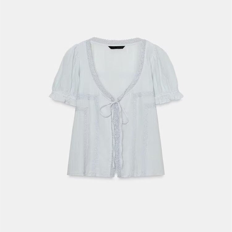 Dame luftig bluse med volangdetaljer og dekorative knapper Skjora