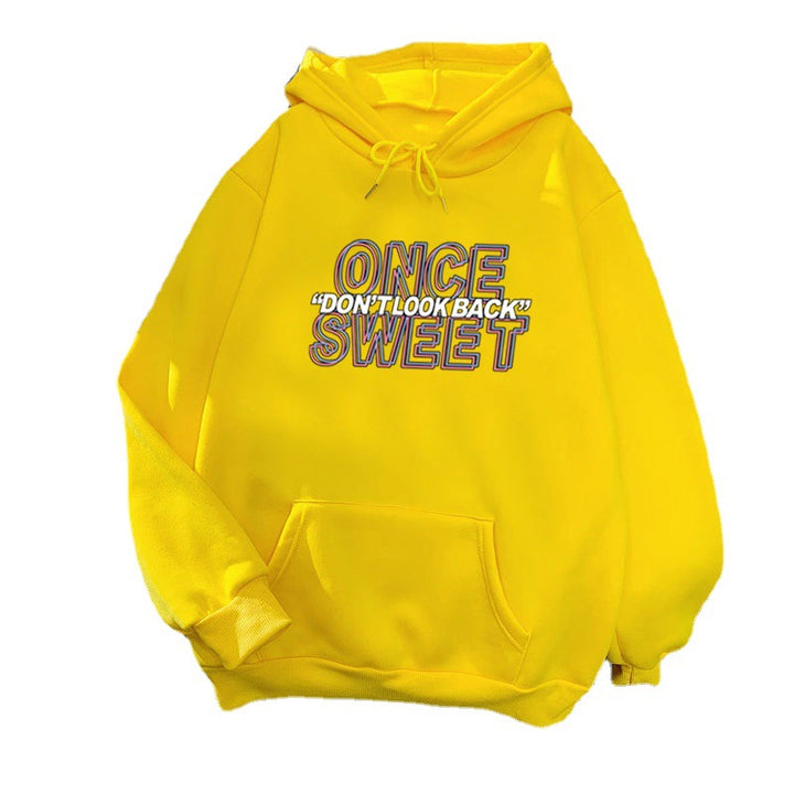 Dame hoodie med moderne motiv og behagelig passform Skjora