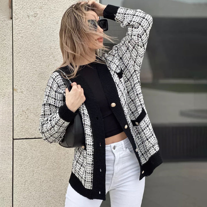Dames fashionable cardigan med elegant rutemønster og lommer Skjora
