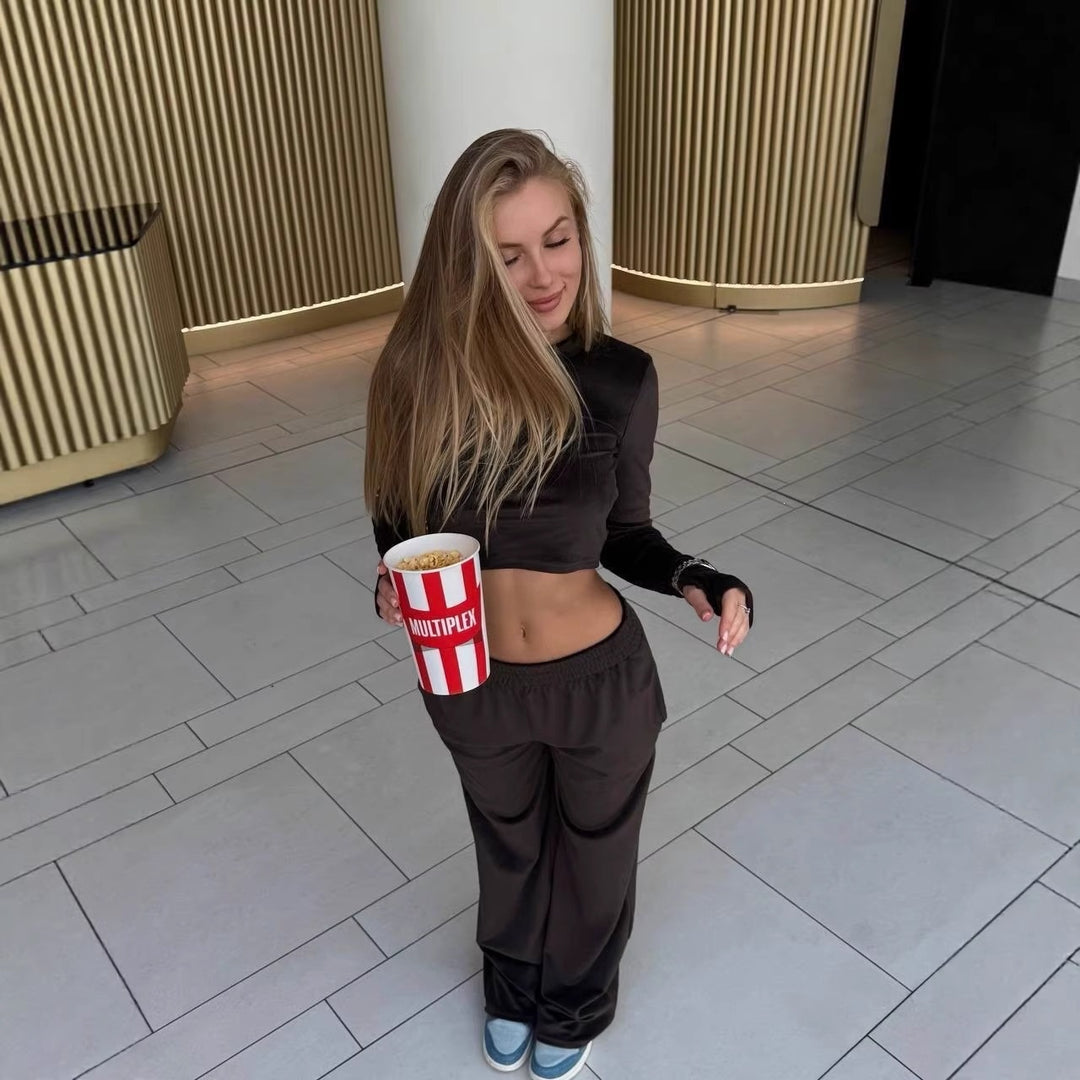 Kvinnelig sporty sett laget av cropped topp og vide bukser Skjora