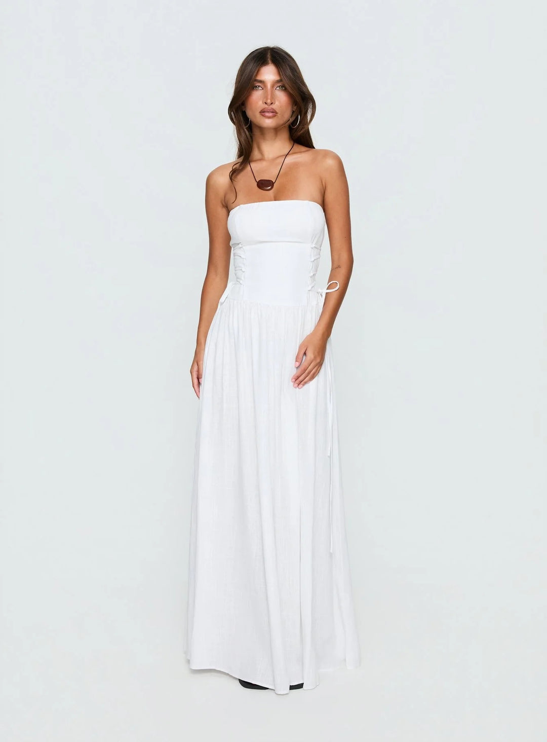 Damer maxi-kjole med off-shoulder design og sidesømsdetaljer med volanger Skjora