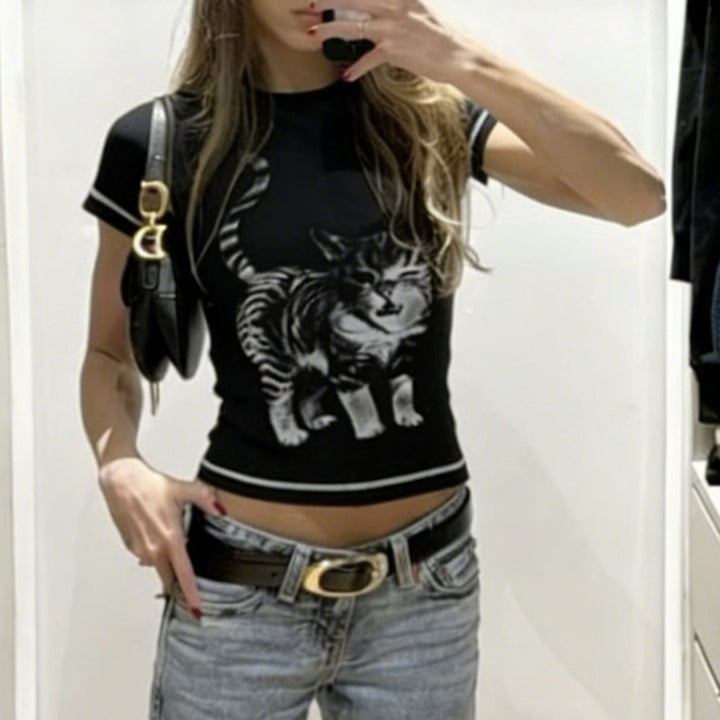Women's T-shirt with creative cat design and sporty cut Skjora