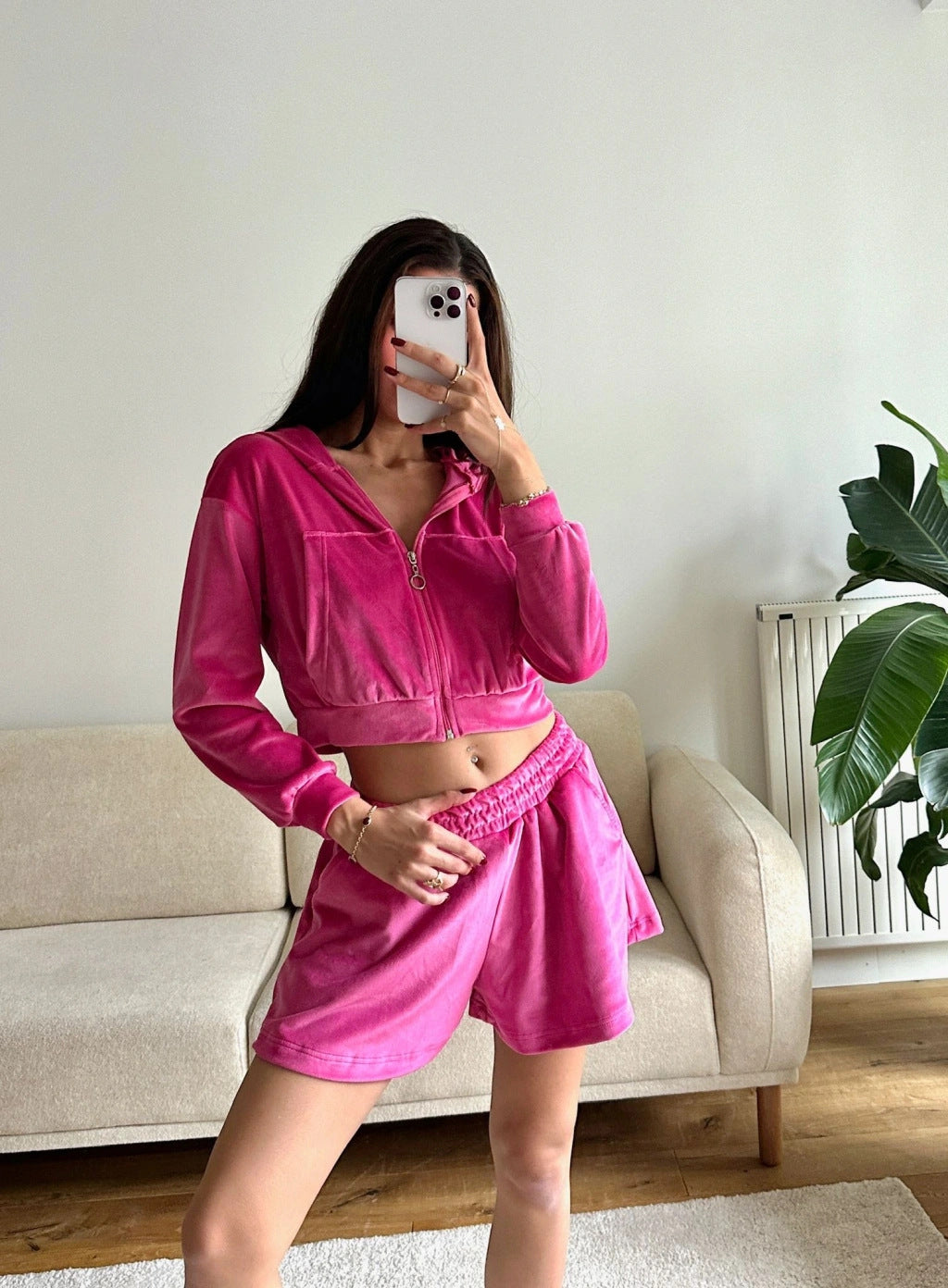 Kvinne casual fleece sett med cropped hettegenser og komfortable shorts