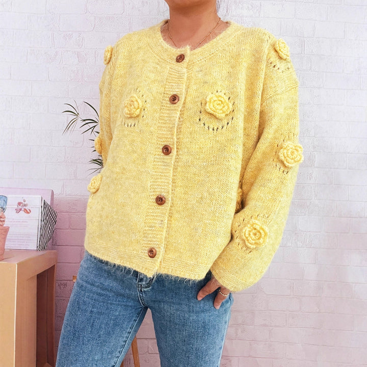 Kvinnenes koselige cardigan med blomsterapplikasjoner og knappelukking Skjora