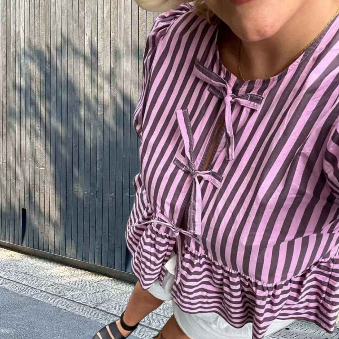 Kvinne fritidsbluse med moteriktig stripemønster og avslappet snitt