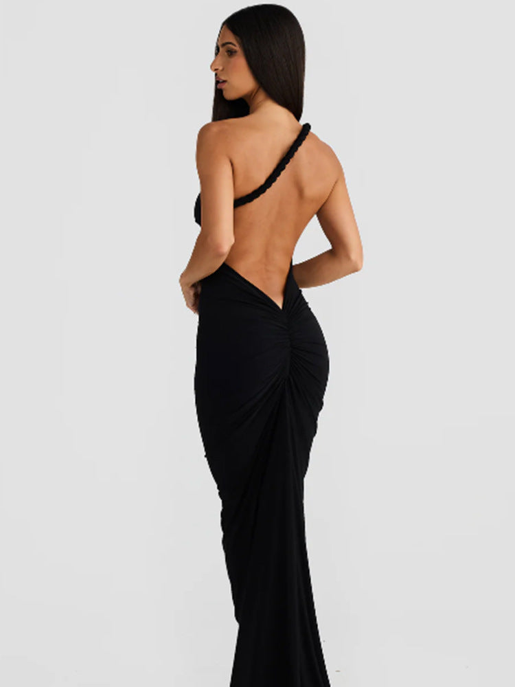Kvinnelig tettsittende kveldskjole med elegant halterneck-design og svingende kant