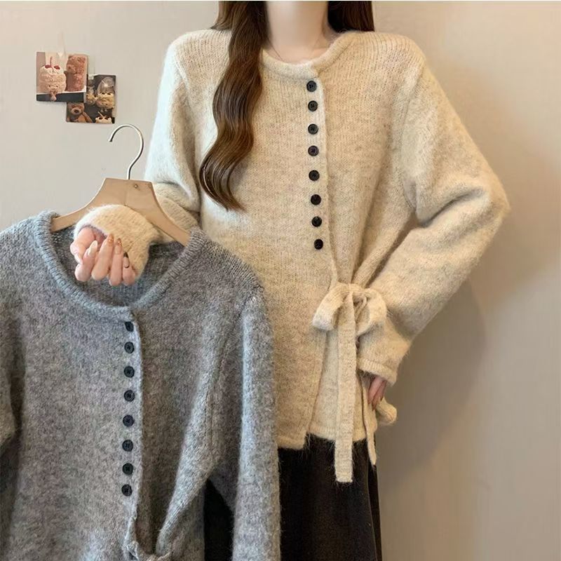 Kvinnes stilige cardigan med fashionable knappdetaljer og belte Skjora