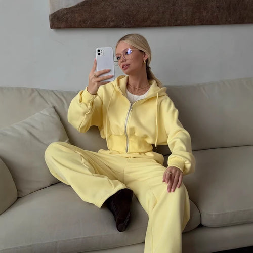 Kvinnelig cropped hettegenser og vide joggebukser sett Skjora