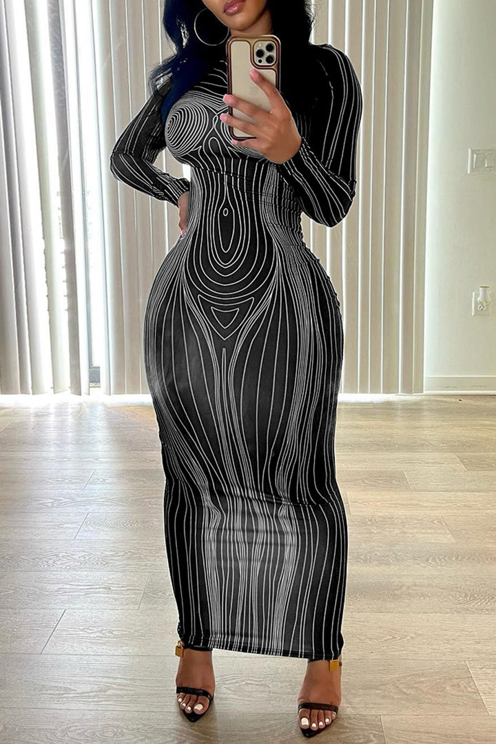 Kvinnes fitted langermet maxi-kjole med moderne grafisk design Skjora
