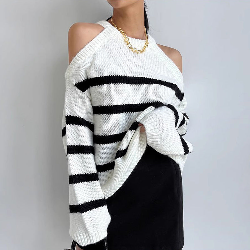 Kvinnenes oversized genser med åpen skulderdesign og stripemønster Skjora