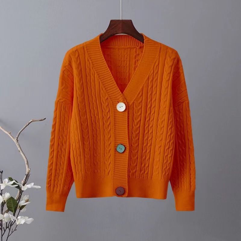 Kvinnes chunky strikket cardigan med V-hals og dekorative knapper Skjora