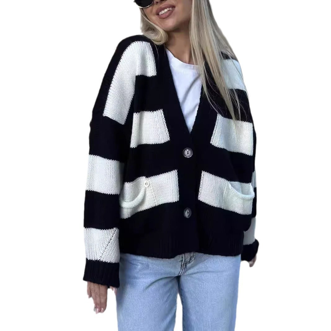 Kvinnes koselige oversized cardigan med moderne striper og lommer Skjora