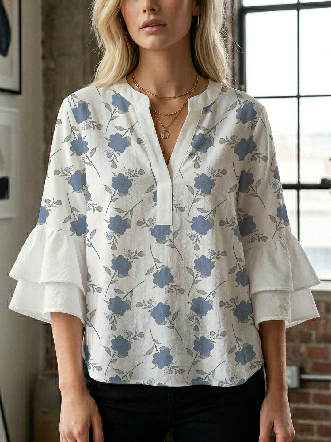 Damebluse med voluminøse ermer og blomsterdesign Skjora