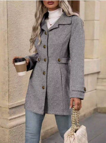 Kvinnens elegante trenchcoat med skreddersydd snitt og knappdetaljer Skjora