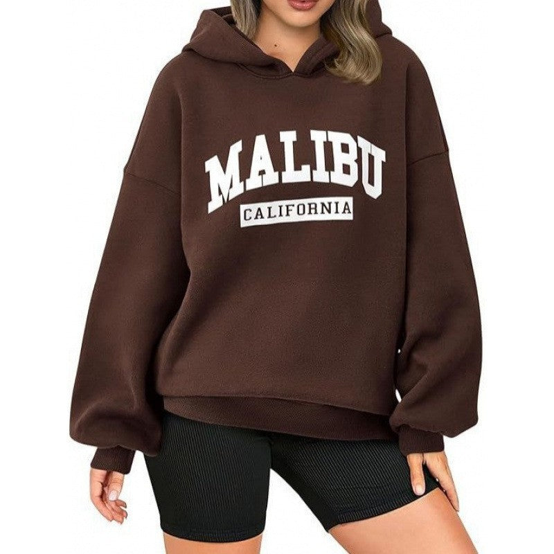 Kvinnelig uformell hettegenser med oversized snitt og iøynefallende trykk Skjora