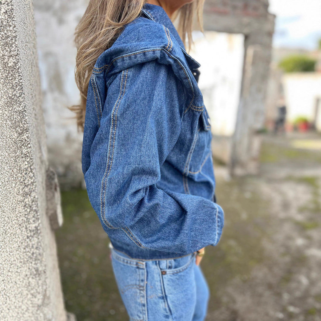 Kvinne denimjakke i en moderne fasong med praktiske lommer og trendy detaljer Skjora