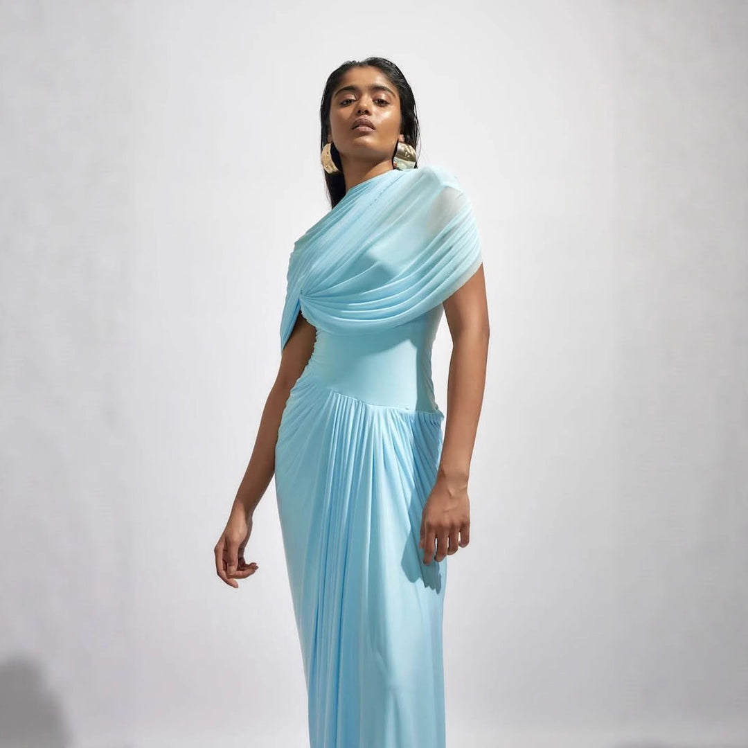 Dame Maxikjole med elegant drapering og asymmetrisk cut-out Skjora