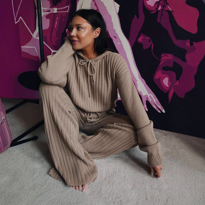 Kvinneteppe strikket loungedrakt med hette og løs passform Skjora