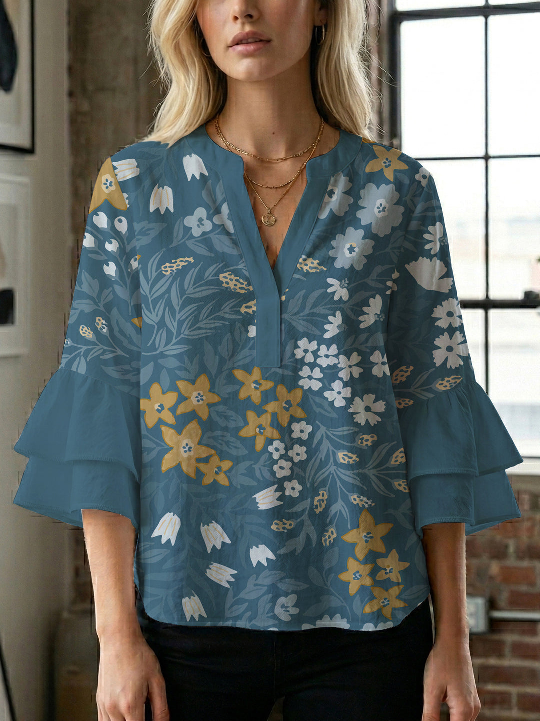 Damebluse med voluminøse ermer og blomsterdesign Skjora