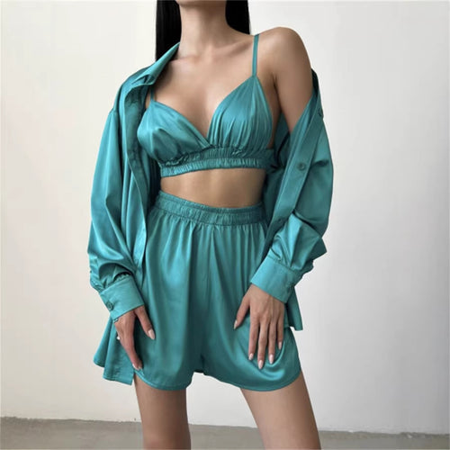 Damefashionsett laget av glatt bluse topp og korte bukser Skjora