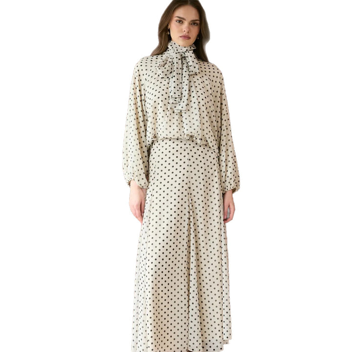 Kjole for kvinner med elegant stående krage og leken prikkete design