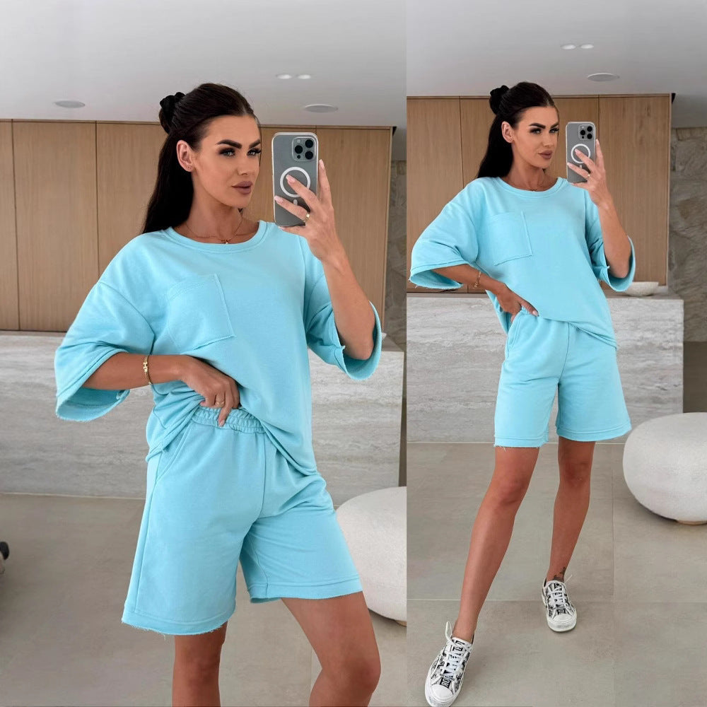 Kvinnens avslappende lounge-sett med oversized topp og komfortable shorts