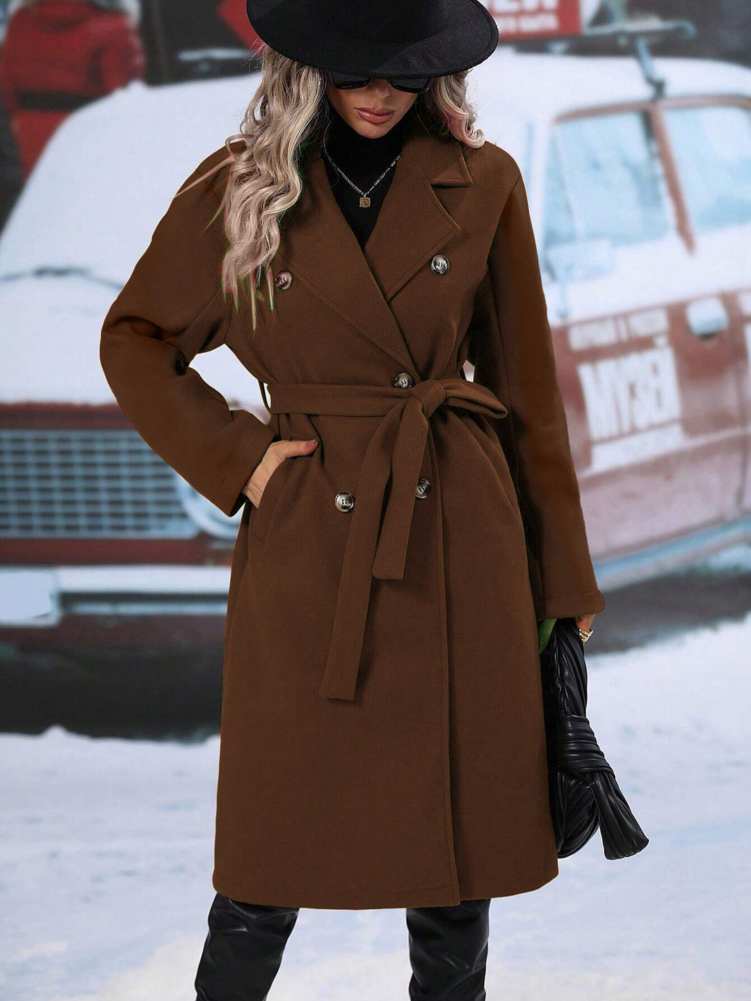 Kvinnens elegante oversized kåpe med dobbelt knappestolpe og stilig belte Skjora