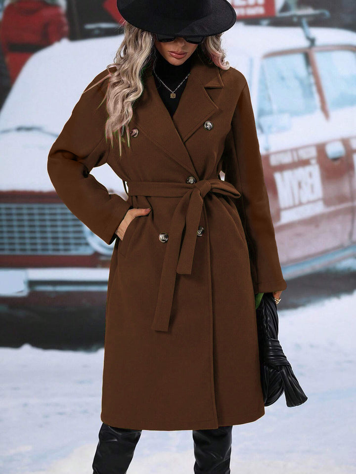 Kvinnens elegante oversized kåpe med dobbelt knappestolpe og stilig belte Skjora
