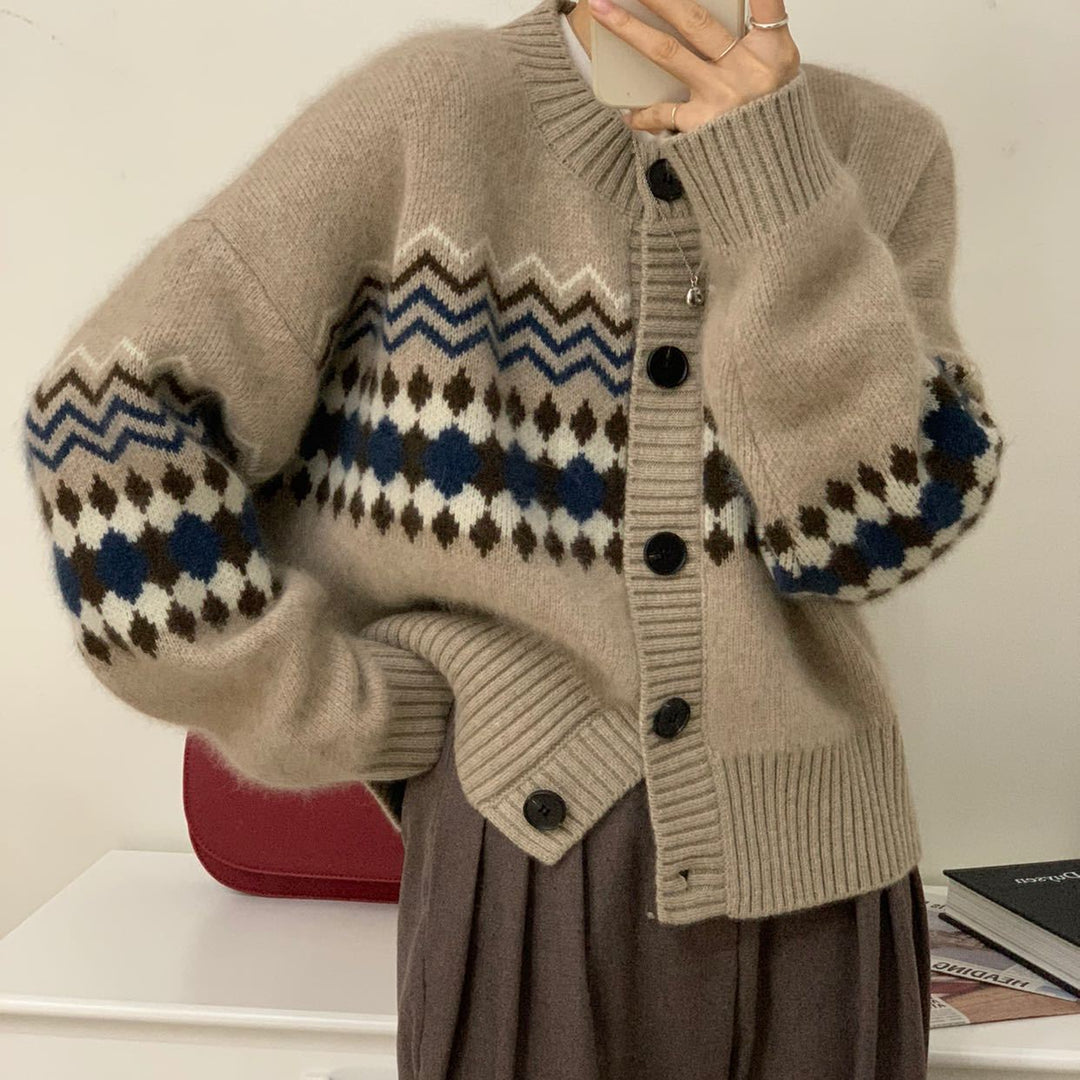 Kvinnelig moderne cardigan med slående jacquardmønster Skjora