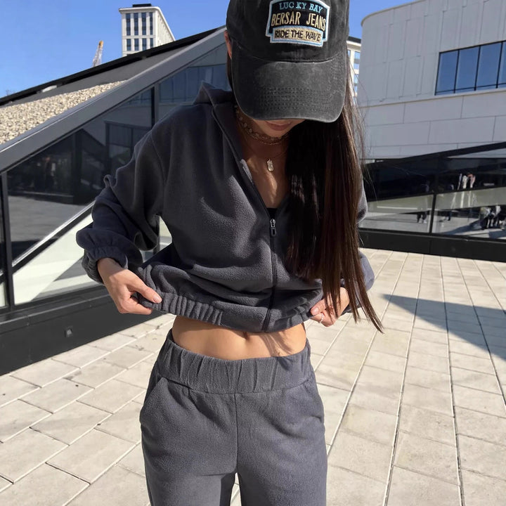Kvinnelig fleece joggingdress med hette Skjora