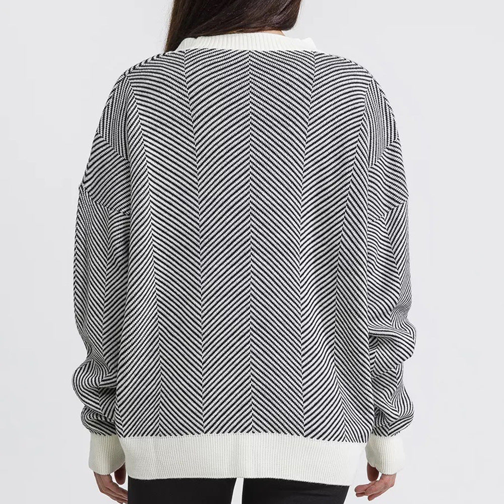 Kvinnens koselige cardigan med elegante kabelstrikk detaljer og knappelukkinger Skjora